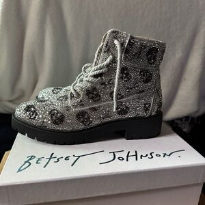 Betsey Johnson HUDSN Skulls boots